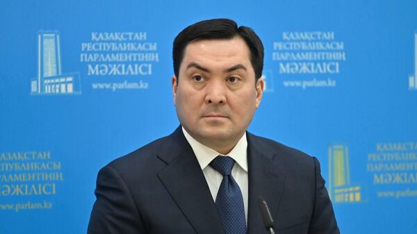 Министр энергетики Казахстана Ерлан Аккенженов на брифинге в мажилисе - Sputnik Казахстан