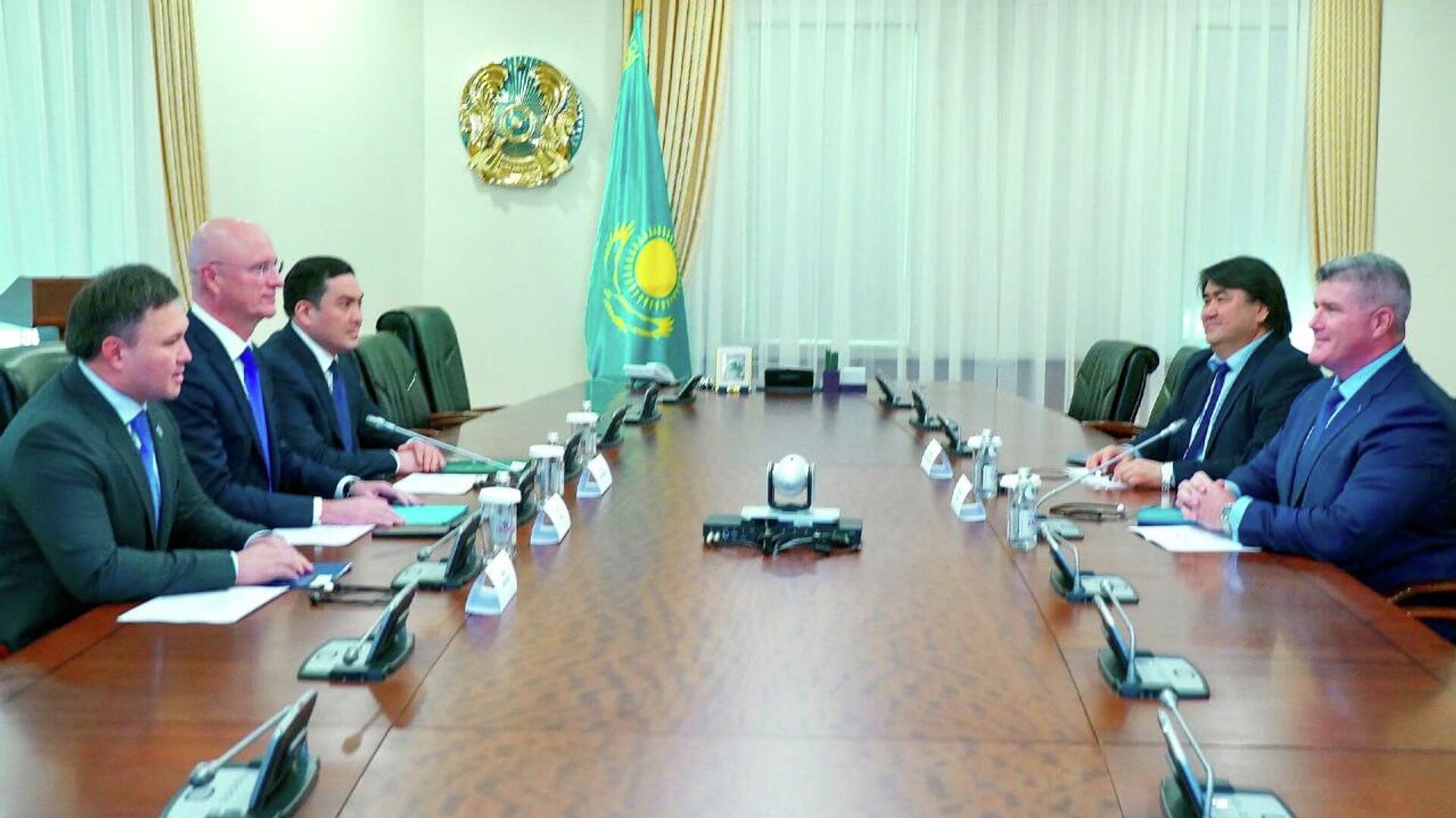 Первый вице-премьер Казахстана Роман Скляр встретился с управляющим директором Евразийского подразделения корпорации Шеврон Дереком Магнессом Первый вице-премьер Казахстана Роман Скляр встретился с управляющим директором Евразийского подразделения корпорации Шеврон Дереком Магнессом - Sputnik Казахстан, 1920, 29.01.2026