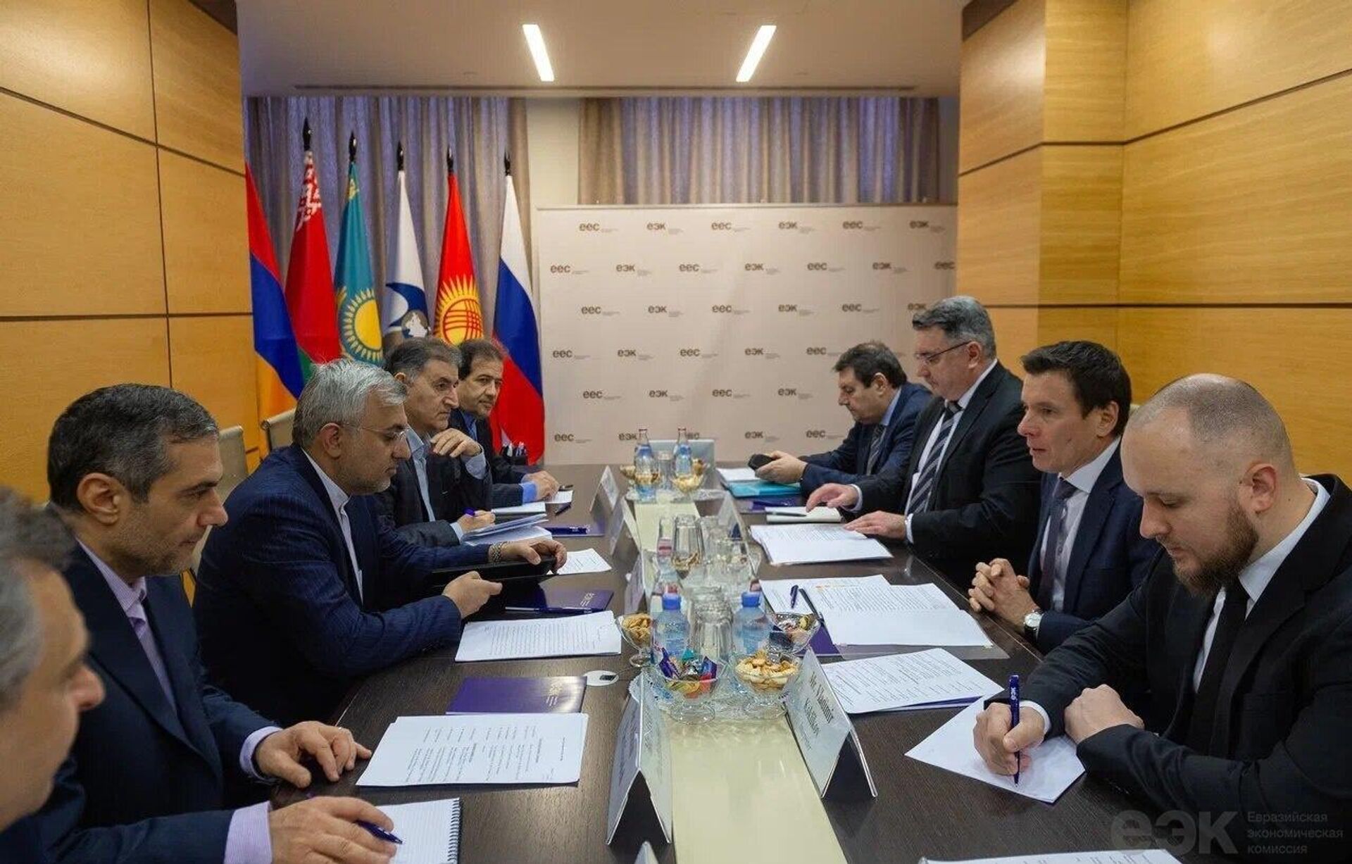 Министр по торговле ЕЭК Андрей Слепнев встретился с замминистра иностранных дел Ирана Хамидом Ганбари - Sputnik Қазақстан, 1920, 29.01.2026