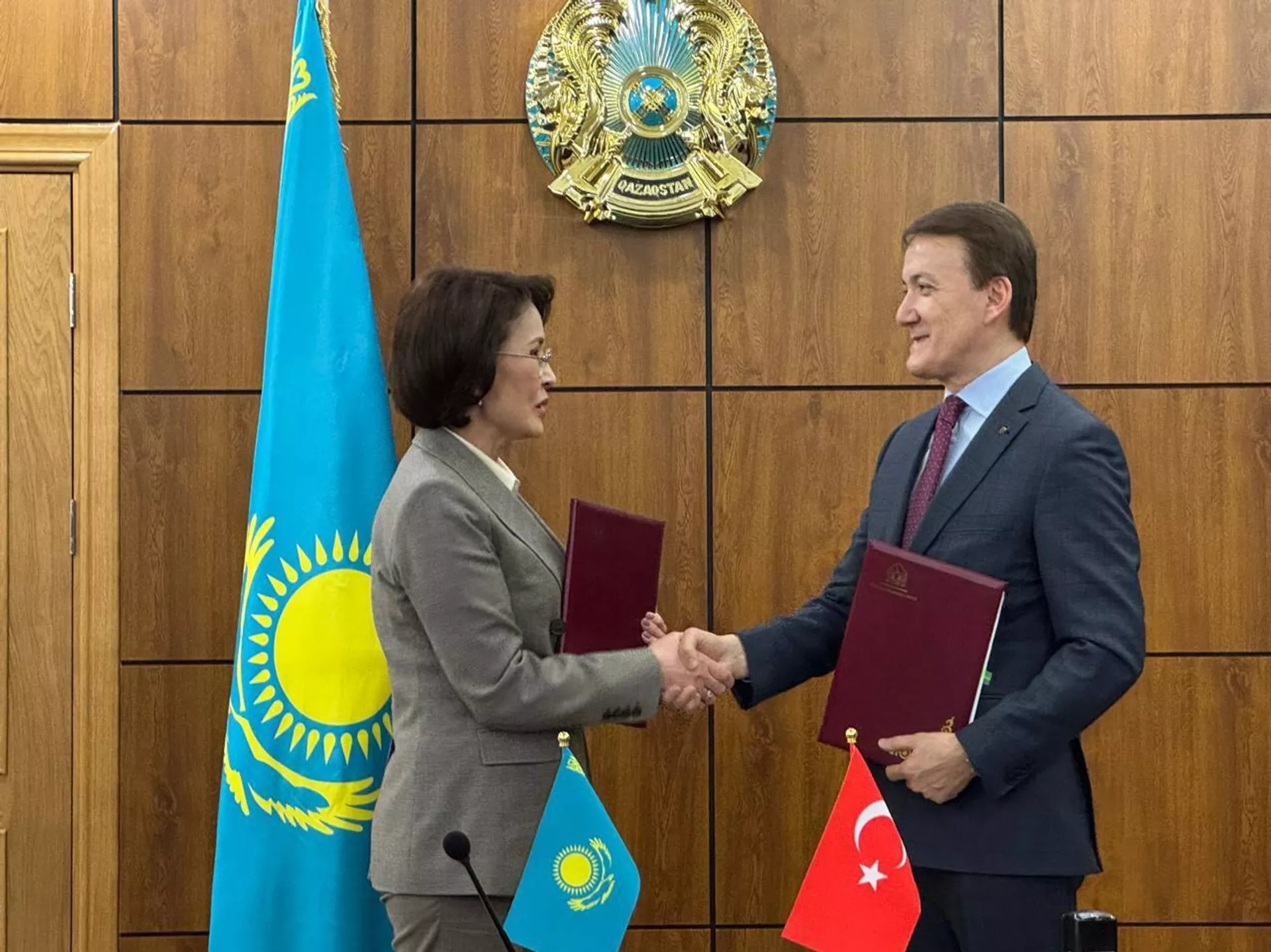 Глава Минздрава Казахстана Акмарал Альназарова и руководитель турецкой компании NOBEL подписали соглашение - Sputnik Казахстан, 1920, 30.01.2026