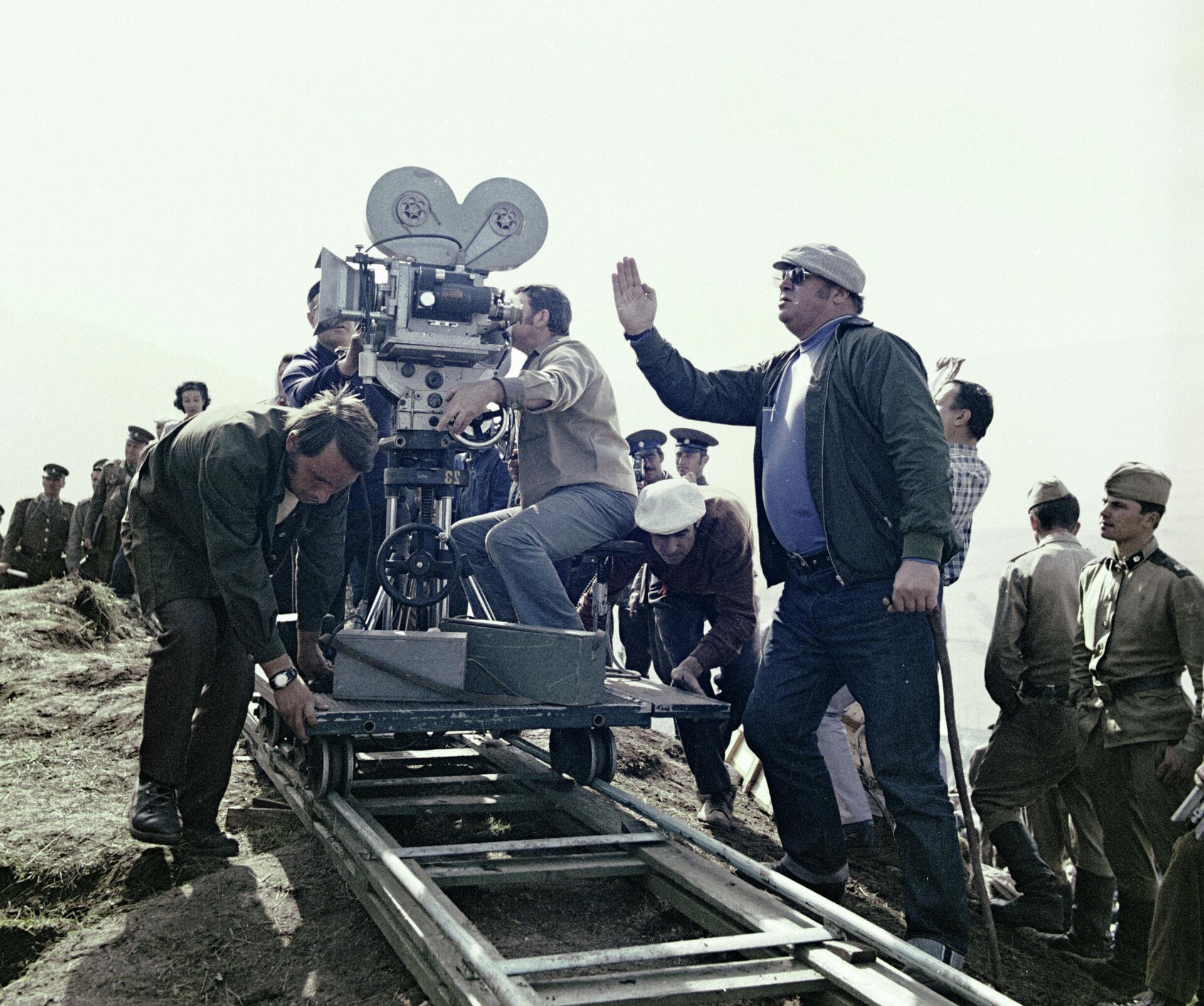 Режиссер Юрий Озеров на съемках фильма Битва за Москву  - Sputnik Казахстан, 1920, 30.01.2026