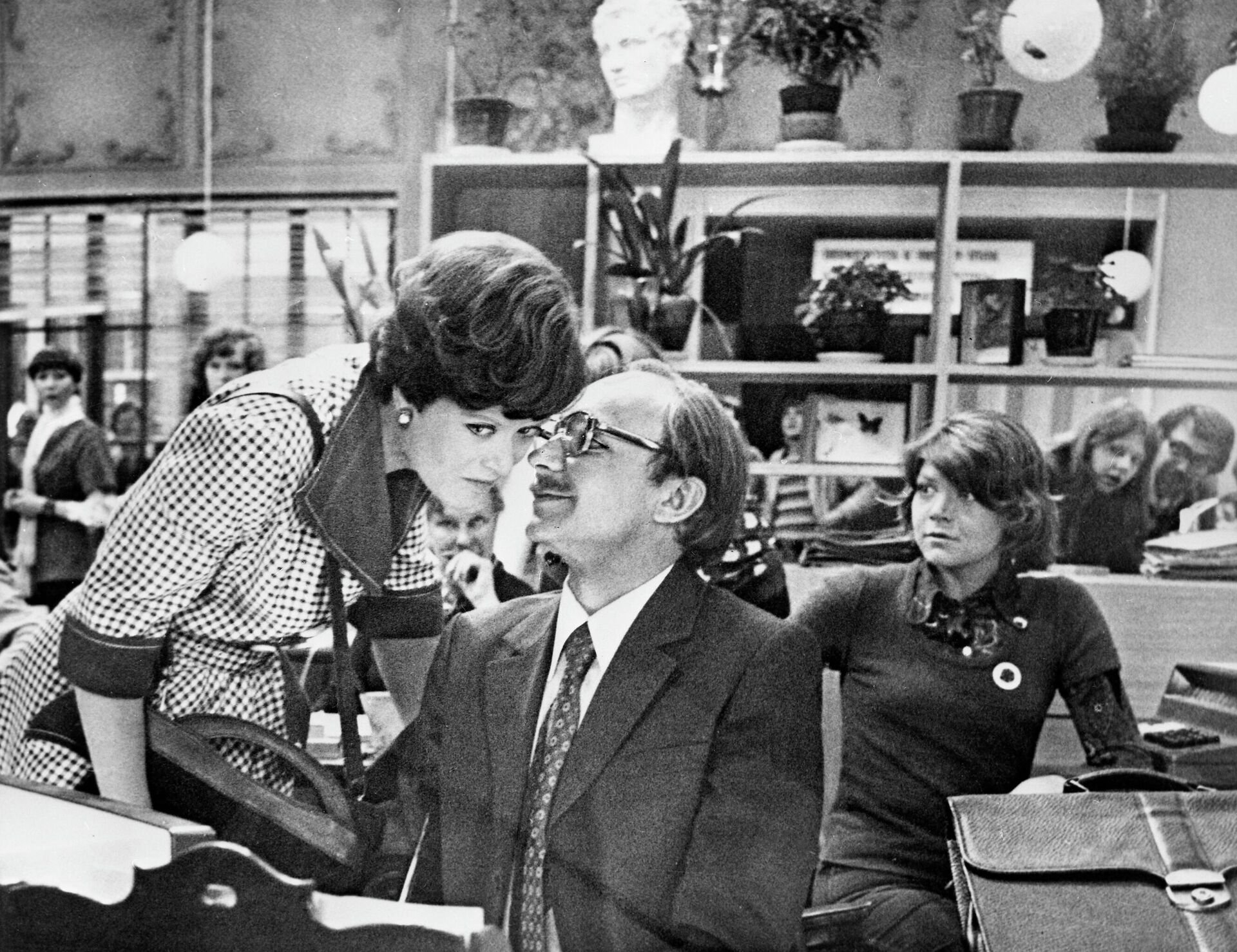 Кадр из фильма режиссера Эльдара Рязанова Служебный роман - Sputnik Казахстан, 1920, 30.01.2026