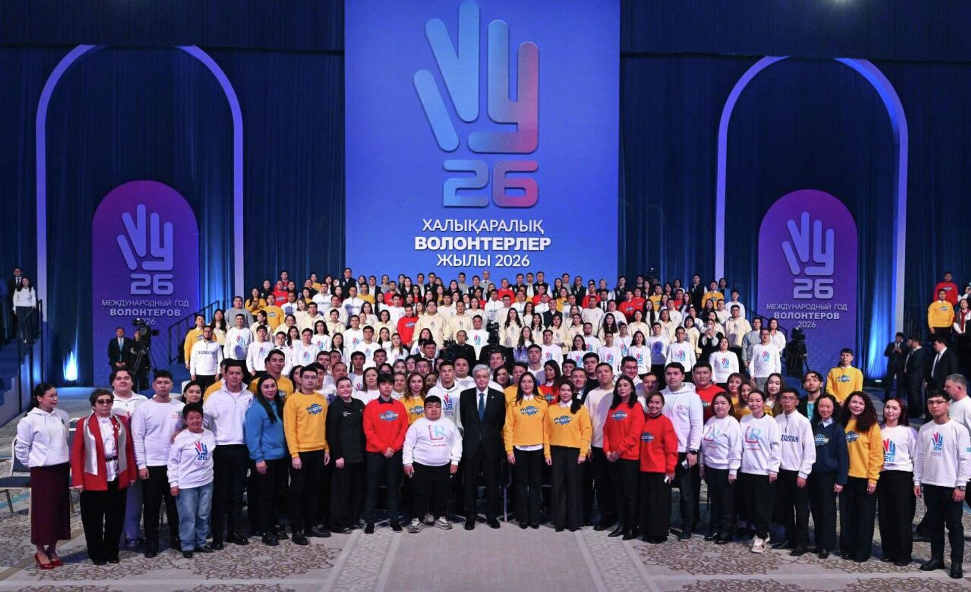 Совместное фото Касым-Жомарта Токаева с участниками Форума волонтеров - Sputnik Казахстан, 1920, 30.01.2026