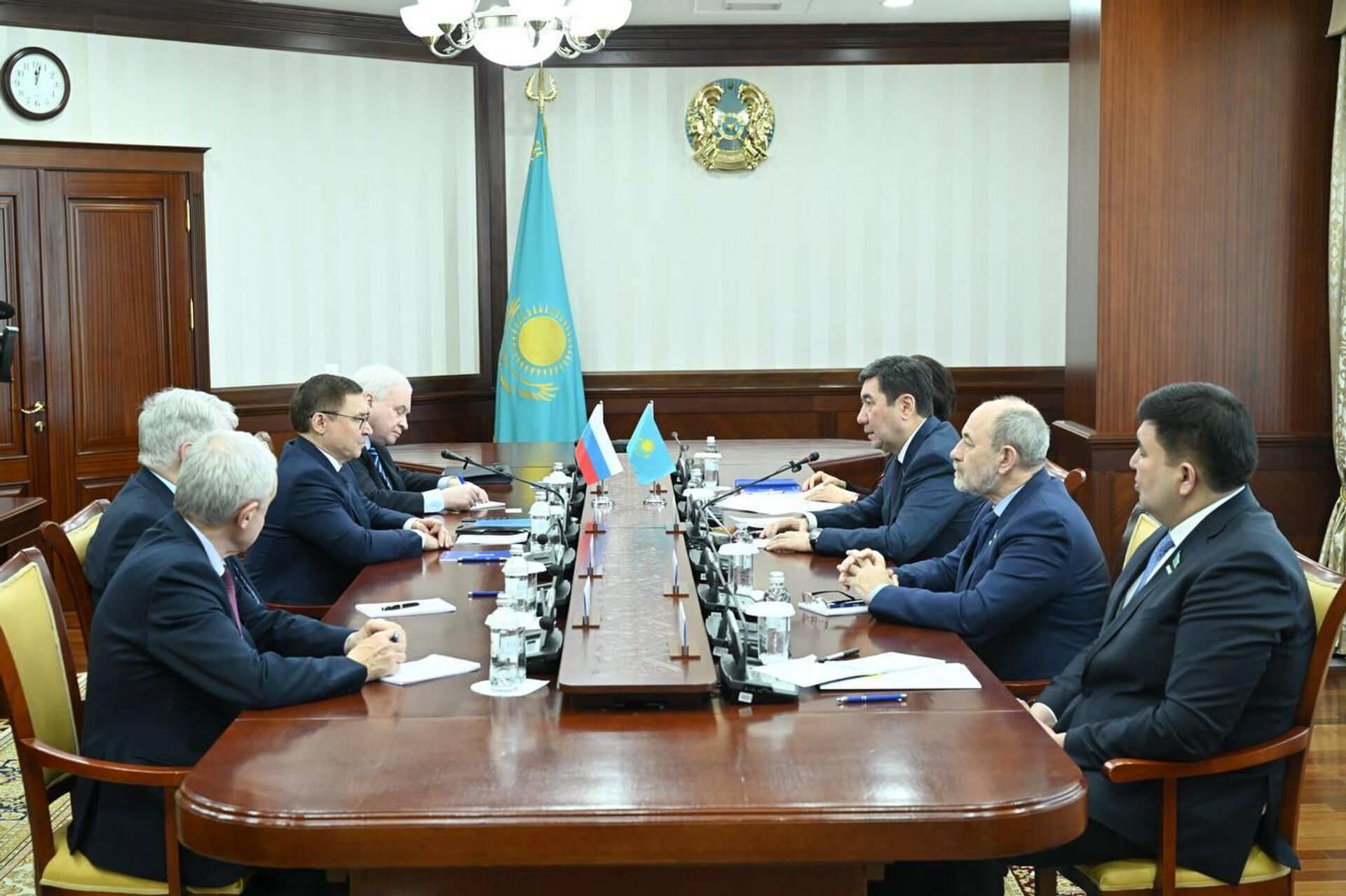 Спикер мажилиса Казахстана Ерлан Кошанов встретился с первым зампредседателя Совета Федерации Федерального Собрания России Владимиром Якушевым - Sputnik Казахстан, 1920, 31.01.2026