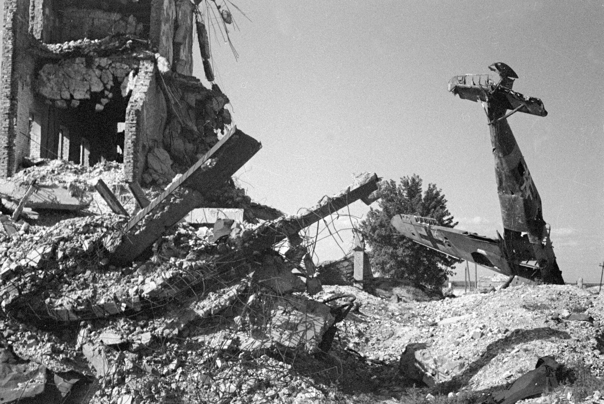  Один из сбитых гитлеровских самолетов на развалинах дома в Сталинграде - Sputnik Казахстан, 1920, 02.02.2026