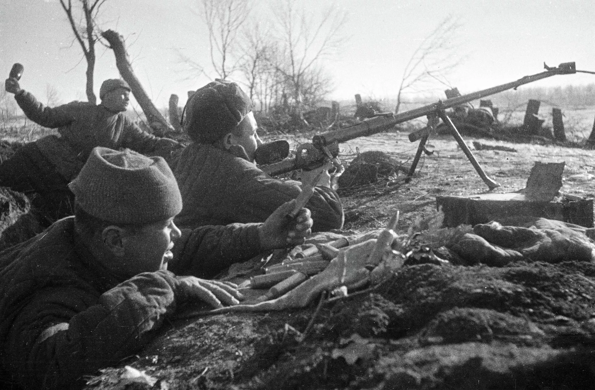 Советские бронебойщики с ПТРД-41 (противотанковое однозарядное ружье системы Дегтярева) ведут огонь под Сталинградом - Sputnik Казахстан, 1920, 02.02.2026