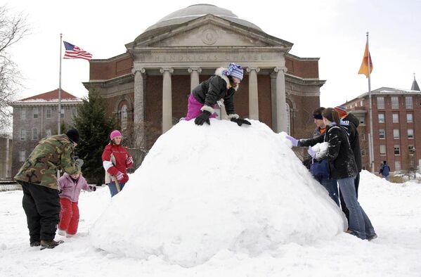 Сиракузы, США.Из-за близкого соседства с озером Онтарио город часто подвергается воздействию северо-восточного циклона. Ежегодно в Сиракузах выпадает порядка 3,15 метра снега. - Sputnik Казахстан