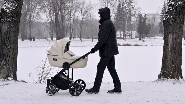 Мужчина гуляет с коляской  - Sputnik Казахстан