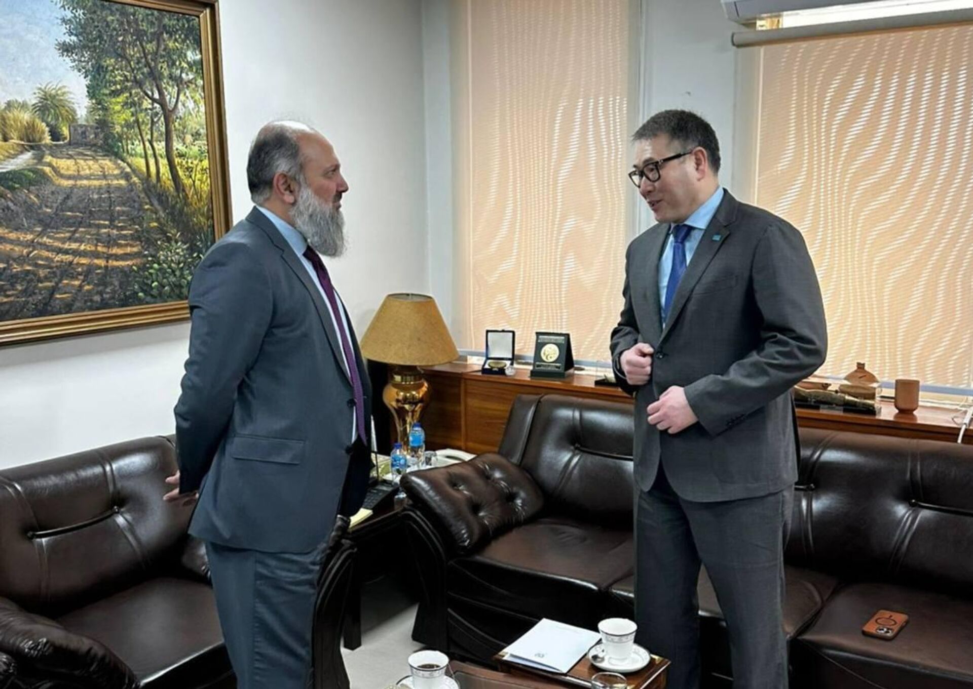 Министр коммерции Пакистана Джам Камал Хан и министр торговли и интеграции Казахстана Арман Шаккалиев - Sputnik Казахстан, 1920, 04.02.2026