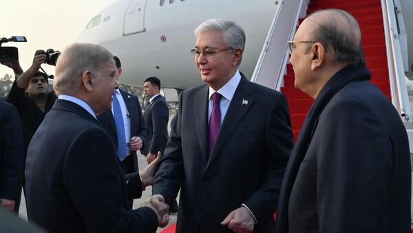 Президент Пакистана Асиф Али Зардари, Касым-Жомарт Токаев и премьер Пакистана Шахбаз Шариф - Sputnik Казахстан