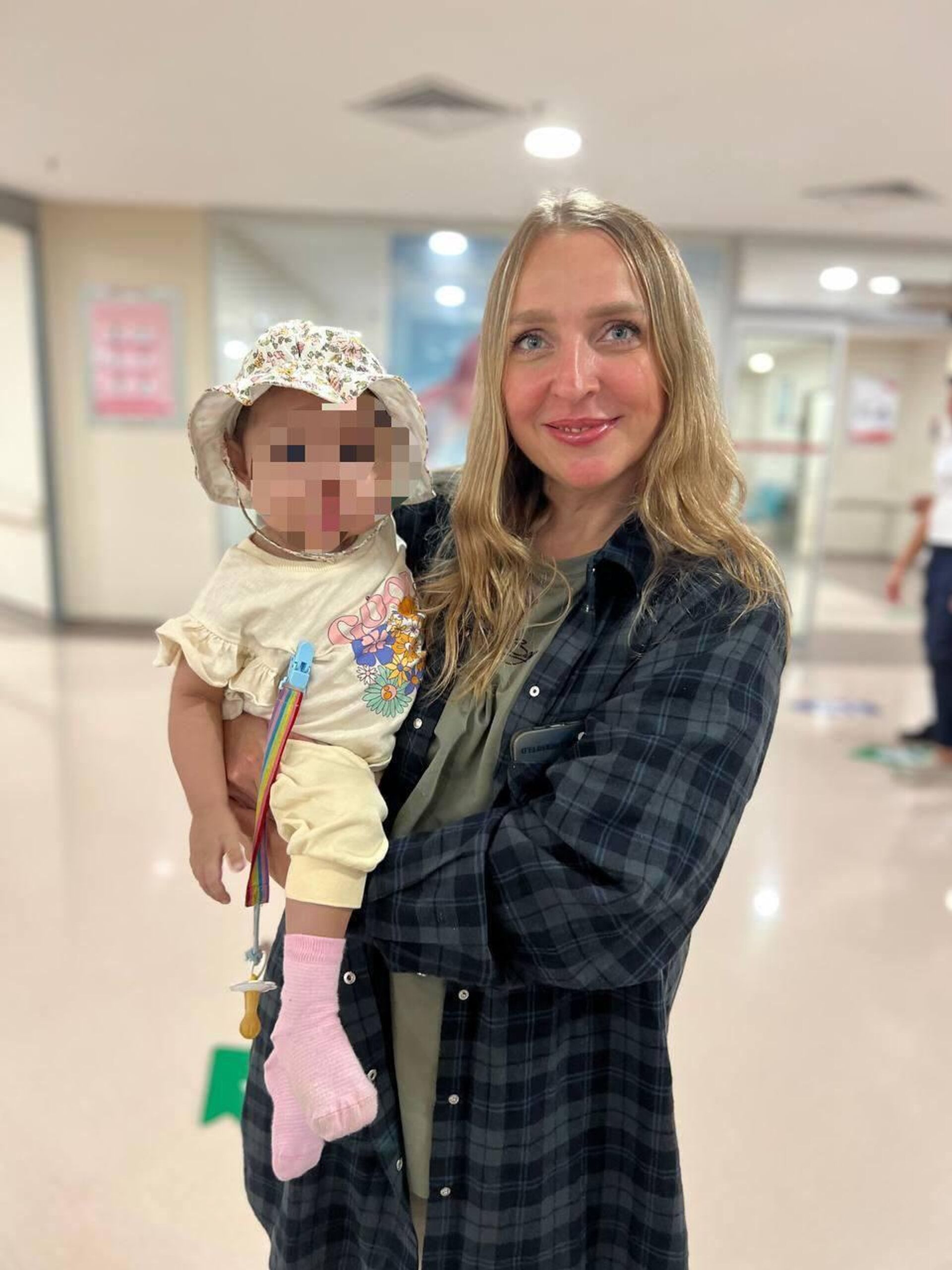 Акжаркын и представитель благотворительного фонда Солнце в ладошках Екатерина Доброва - Sputnik Казахстан, 1920, 04.02.2026