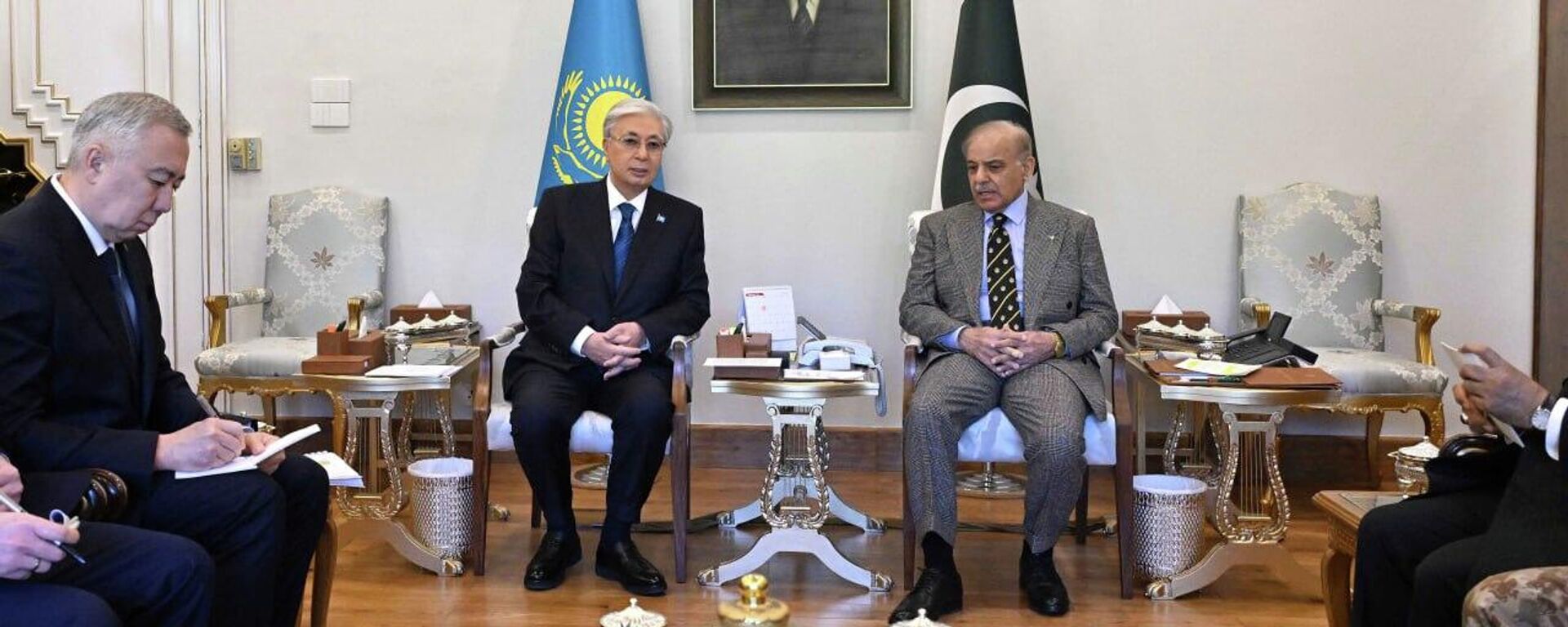 Қасым-Жомарт Тоқаев Пәкістан премьер-министрі Шахбаз Шарифпен келіссөз жүргізді - Sputnik Қазақстан, 1920, 04.02.2026