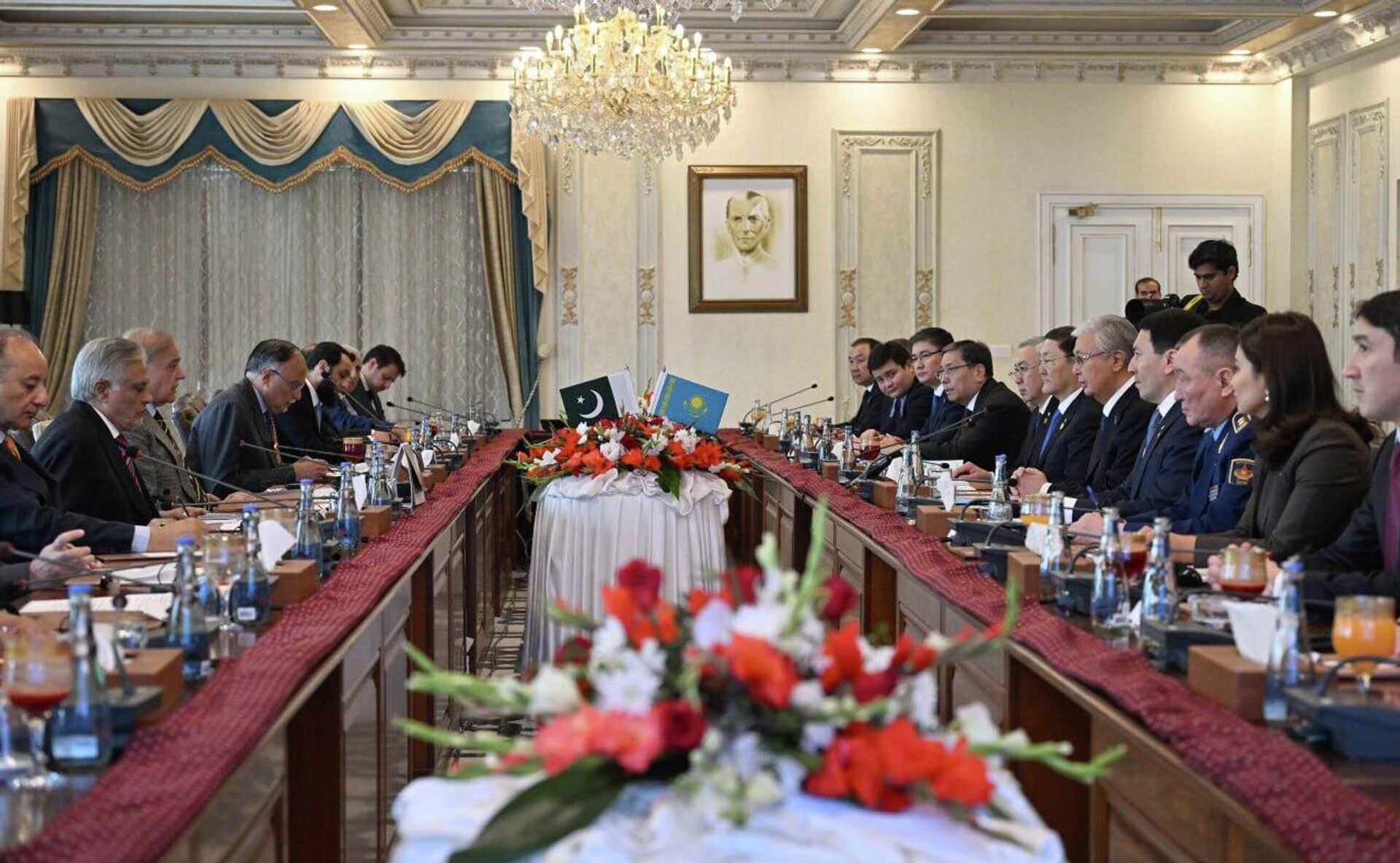 Переговоры Касым-Жомарта Токаева и Шахбаза Шарифа в расширенном формате  - Sputnik Казахстан, 1920, 04.02.2026