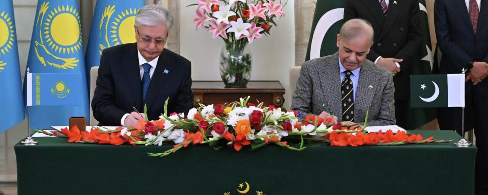 Касым-Жомарт Токаев и Шахбаз Шариф подписали Совместную декларацию об установлении стратегического партнерства между Республикой Казахстан и Исламской Республикой Пакистан - Sputnik Казахстан, 1920, 04.02.2026