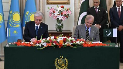 Касым-Жомарт Токаев и Шахбаз Шариф подписали Совместную декларацию об установлении стратегического партнерства между Республикой Казахстан и Исламской Республикой Пакистан