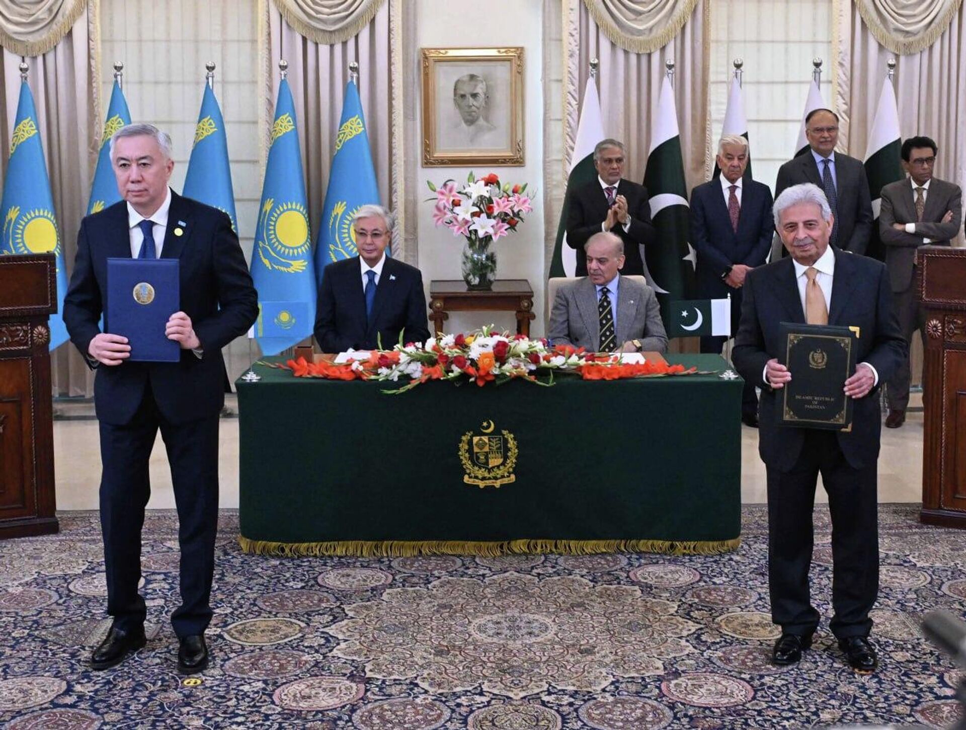 Касым-Жомарт Токаев и Шахбаз Шариф подписали Совместную декларацию об установлении стратегического партнерства между Республикой Казахстан и Исламской Республикой Пакистан - Sputnik Казахстан, 1920, 04.02.2026