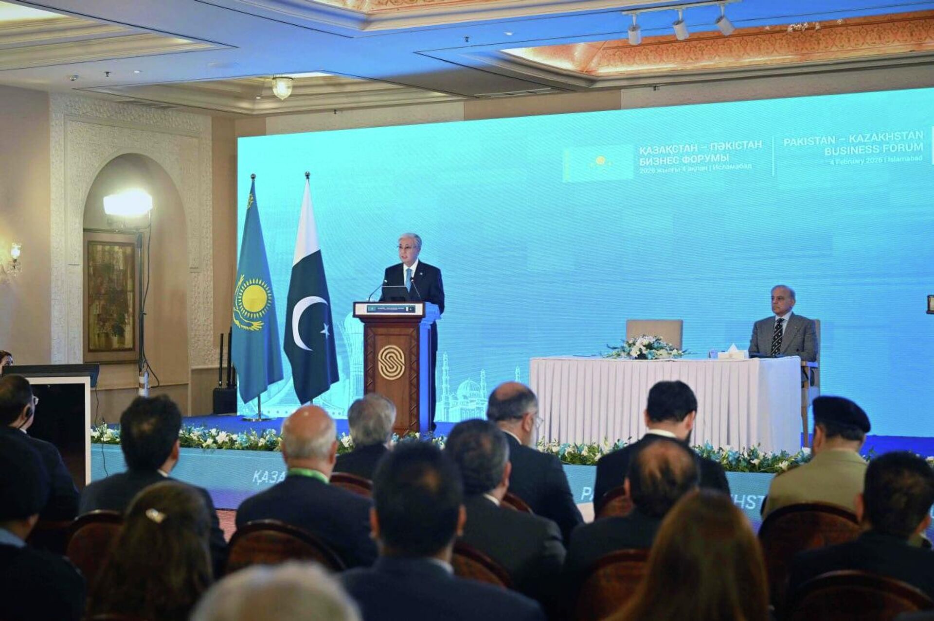 Токаев и Шариф приняли участие в работе казахско-пакистанского бизнес-форума - Sputnik Казахстан, 1920, 04.02.2026