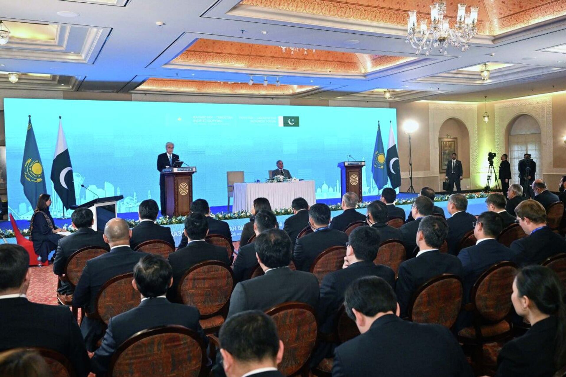 Токаев и Шариф приняли участие в работе казахско-пакистанского бизнес-форума - Sputnik Казахстан, 1920, 04.02.2026