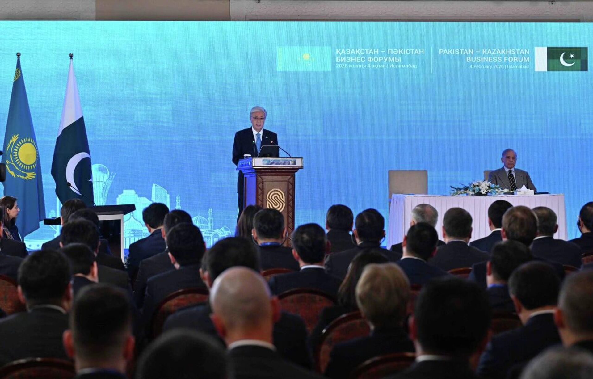 Токаев и Шариф приняли участие в работе казахско-пакистанского бизнес-форума - Sputnik Казахстан, 1920, 04.02.2026