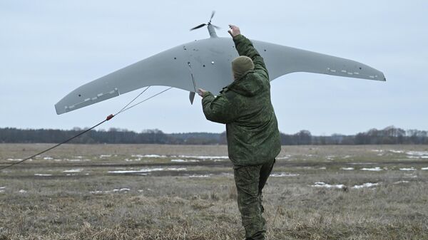 Работа военнослужащих расчета БПЛА Суперкам 40-й бригады морской пехоты группировки войск Север на Курском направлении СВО - Sputnik Казахстан