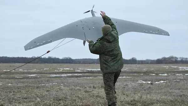 Работа военнослужащих расчета БПЛА Суперкам 40-й бригады морской пехоты группировки войск Север на Курском направлении СВО - Sputnik Казахстан