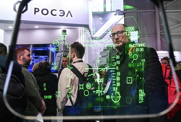 Суретте: кең форматты коллиматорлық индикатор – "КРЭТ" стендінде Раменский конструкторлық бюросы әзірлеген алдыңғы әйнектегі индикатор (ILS). - Sputnik Қазақстан