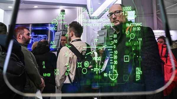 Широкоформатный коллиматорный индикатор - индикатор на лобовом стекле (ИЛС), разработанный Раменским приборостроительным конструкторским бюро, на стенде КРЭТ на выставке НАИС 2026 в Москве - Sputnik Казахстан