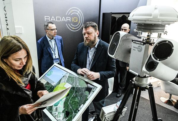 "Radar-IQ" қарсы іс-қимыл кешені (суретте) маңызды инфрақұрылым объектілерінің, арнайы және режимдік объектілердің аумағын, сондай-ақ жеке меншікті жер үсті және әуе қатерлерінен қорғауға арналған."Radar-IQ" периметрін қорғау жүйесінің негізінде импульстік - доплер принципіне негізделген радиолокациялық типтегі қозғалыс детекторлары (DR-және GR- "радарлар") жатыр. Бұл детектор қозғалыстағы нысанды анықтап, ақпаратты жинайды. Мысалы нысананың мөлшері, жылдамдығы, қозғалыс бағыты, сондай-ақ нысананың кеңістіктегі орнын анықтап береді. - Sputnik Қазақстан