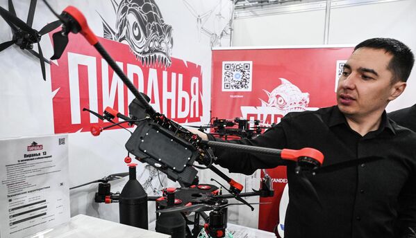 Бірегей "Пиранья" дрондары, бұл – 4,5 килограмға дейін пайдалы жүктемені көтере алатын ресейлік FPV дрондарының сериясы. Олардың артықшылығы – ұшқышсыз ұшу аппараттары бірегей радиожиіліктерде жұмыс істейді. Оларды Ульяновскіде орналасқан "Пиранья" Симбирск конструкторлық бюросының (СКБ) мамандары шығарады.Суретте: "Крокус Экспо" ХҚО 13-ші ұлттық авиациялық инфрақұрылым салонының көрмесіндегі "Пиранья" дрондары. - Sputnik Қазақстан