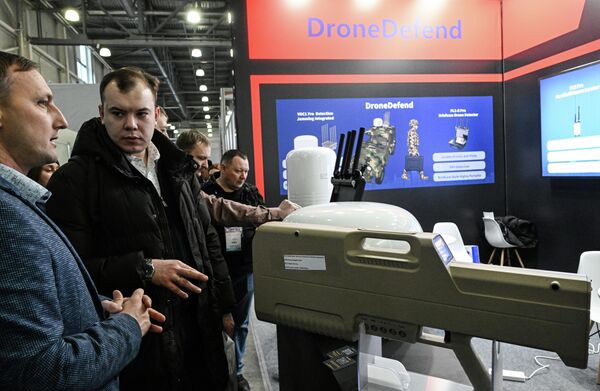 Көрмеде дрондармен күресуге арналған жүйелер мен кешендердің нұсқалары – барлық өлшем мен тип көрсетілді.Суретте: "Крокус Экспо" ХКО 13-ші ұлттық авиациялық инфрақұрылым салонының көрмесіндегі дрондарға қарсы қару. - Sputnik Қазақстан