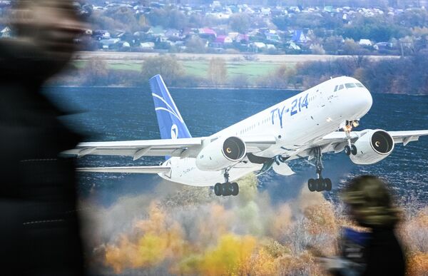 Суретте: "Крокус Экспо" ХКО 13-ші ұлттық авиациялық инфрақұрылым салонының көрмесінде Ресейдің Ту-214 орта магистральдық ұшағы бейнеленген плакат. - Sputnik Қазақстан