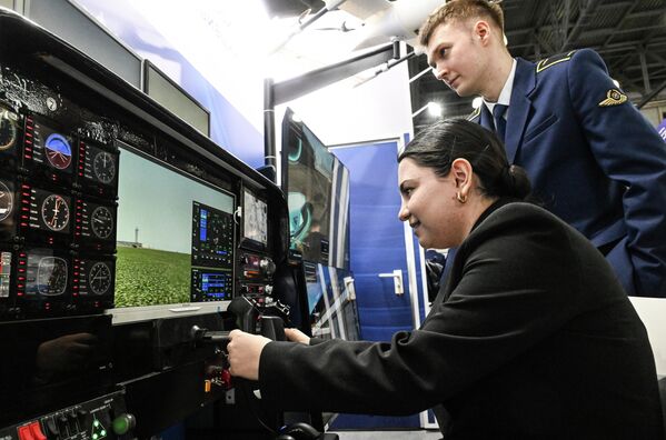 Суретте: "Крокус Экспо" ХКО 13-ші ұлттық авиациялық инфрақұрылым салонының көрмесіндегі авиасимулятор. - Sputnik Қазақстан