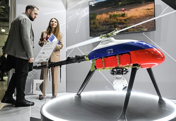 Альфа-Е әмбебап пилотсыз электр тікұшағы аэрофототүсірілімге, әуе лазерлік сканерлеуге, бейнемониторингке, магнитті барлауға, жүк тасымалдауға, өртке қарсы патрульге және адамдарды іздеуге арналған.Бұл электр ұшағы кез келген қатты жерден, тіпті қозғалып бара жатқан нысаннан ұшып кете алады. Бұл құрылғыны жеңіл автокөлікпен де тасымалдауға болады. Бір адам 15 минутта құрастырады. 3 мың метр биіктікке дейін ұша алады. Ал жұмыс температурасының диапазоны -30-дан +45°С-қа дейін.Суретте: "Крокус Экспо" ХКО 13-ші ұлттық авиациялық инфрақұрылым салонының көрмесінде "Альфа-Е көп мақсатты пилотсыз электр тікұшағы". - Sputnik Қазақстан