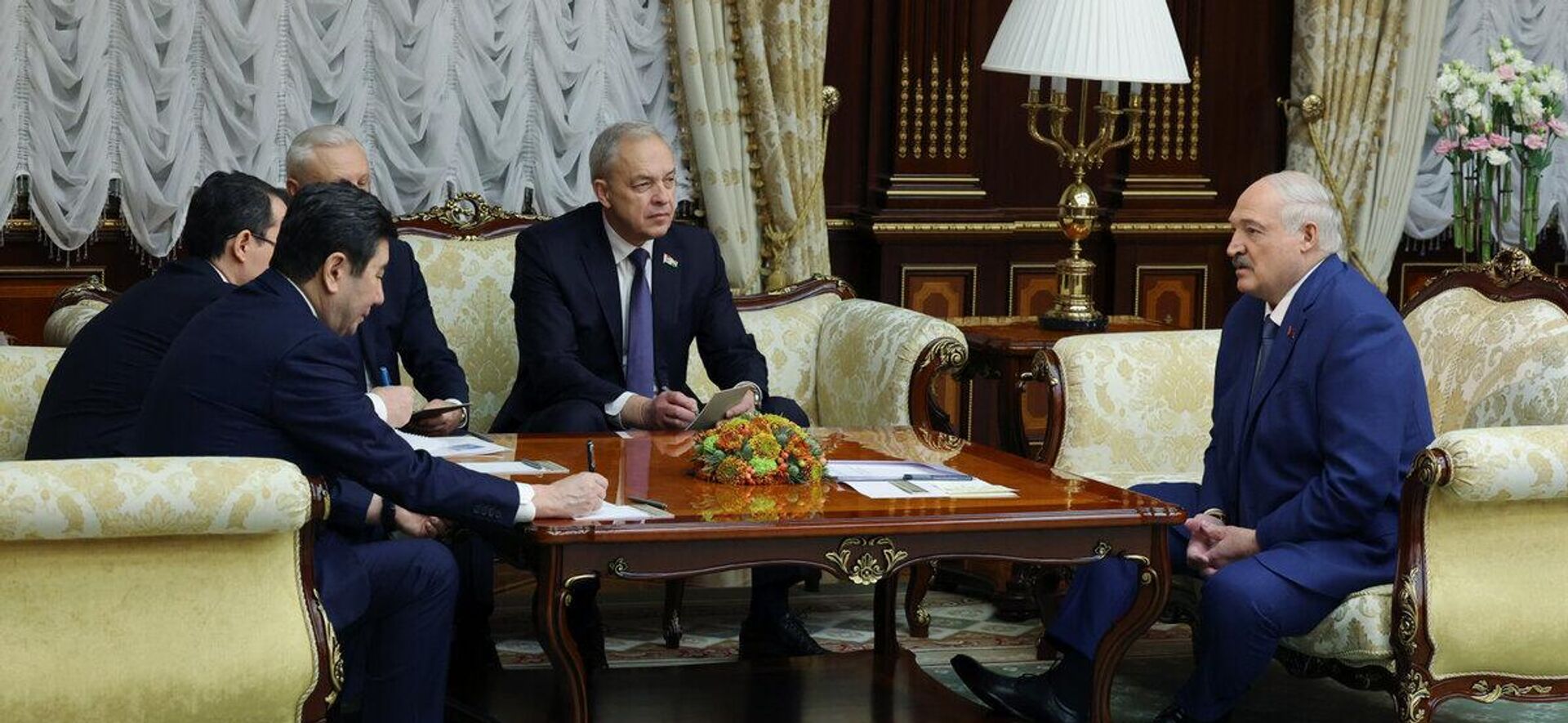 Встреча президента Беларуси Александра Лукашенко с председателем мажилиса Казахстана Ерланом Кошановым - Sputnik Казахстан, 1920, 05.02.2026