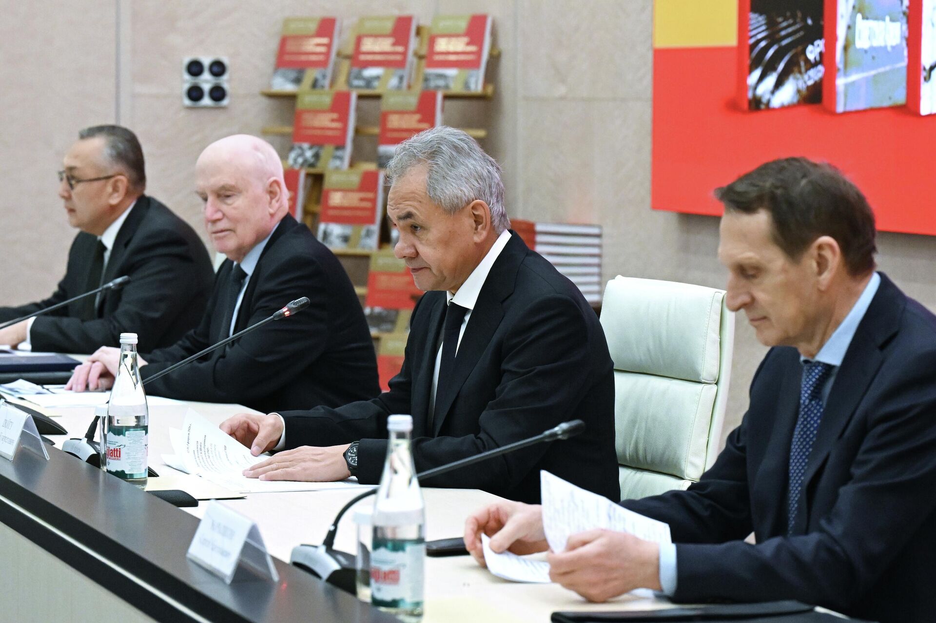 Генсек ОДКБ Таалатбек Масадыков, Генсек СНГ Сергей Лебедев, секретарь Совбеза РФ Сергей Шойгу и директор Службы внешней разведки РФ Сергей Нарышкин на презентации документальных сборников Республики – фронту 1941-1945 Генсек ОДКБ Таалатбек Масадыков, Генсек СНГ Сергей Лебедев, секретарь Совбеза РФ Сергей Шойгу и директор Службы внешней разведки РФ Сергей Нарышкин на презентации документальных сборников Республики – фронту 1941-1945 - Sputnik Казахстан, 1920, 06.02.2026