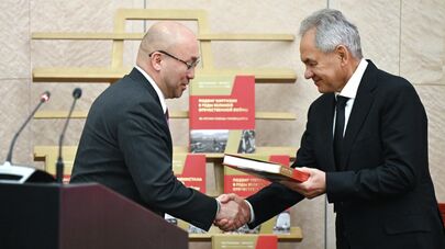 Посол Казахстана в России Даурен Абаев и секретарь Совбеза РФ Сергей Шойгу на презентации документальных сборников "Республики – фронту 1941-1945"