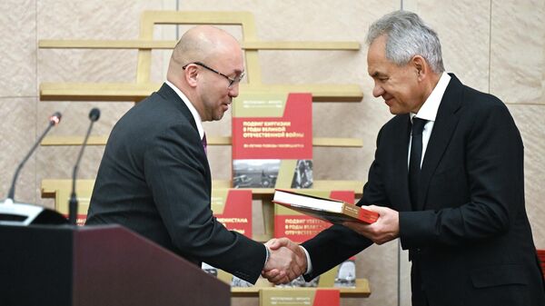 Посол Казахстана в России Даурен Абаев и секретарь Совбеза РФ Сергей Шойгу на презентации документальных сборников Республики – фронту 1941-1945 - Sputnik Казахстан