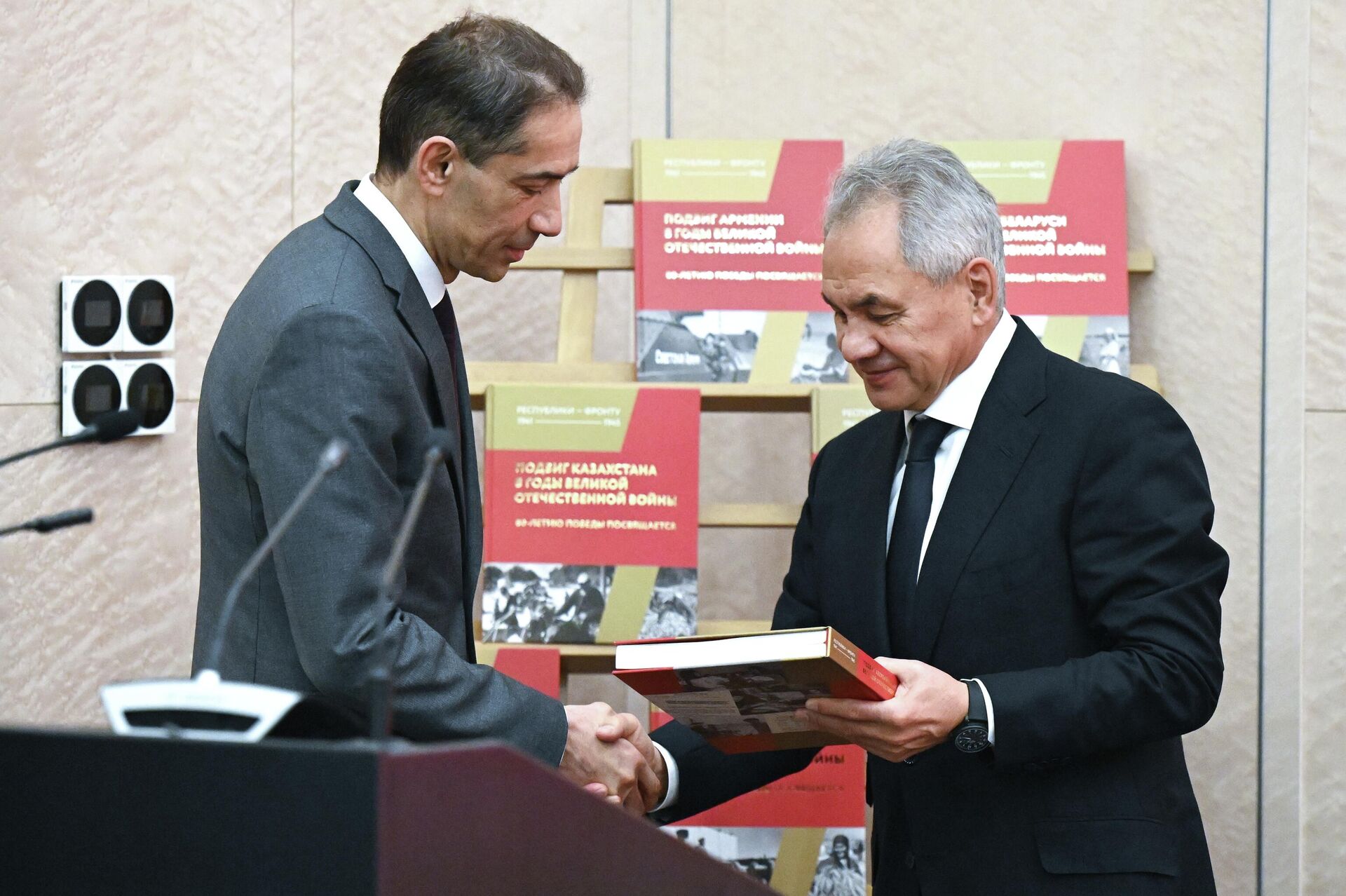 Посол Азербайджана в РФ Рахман Мустафаев и секретарь Совбеза РФ Сергей Шойгу на презентации документальных сборников Республики – фронту 1941-1945 Посол Азербайджана в РФ Рахман Мустафаев и секретарь Совбеза РФ Сергей Шойгу на презентации документальных сборников Республики – фронту 1941-1945 - Sputnik Казахстан, 1920, 06.02.2026