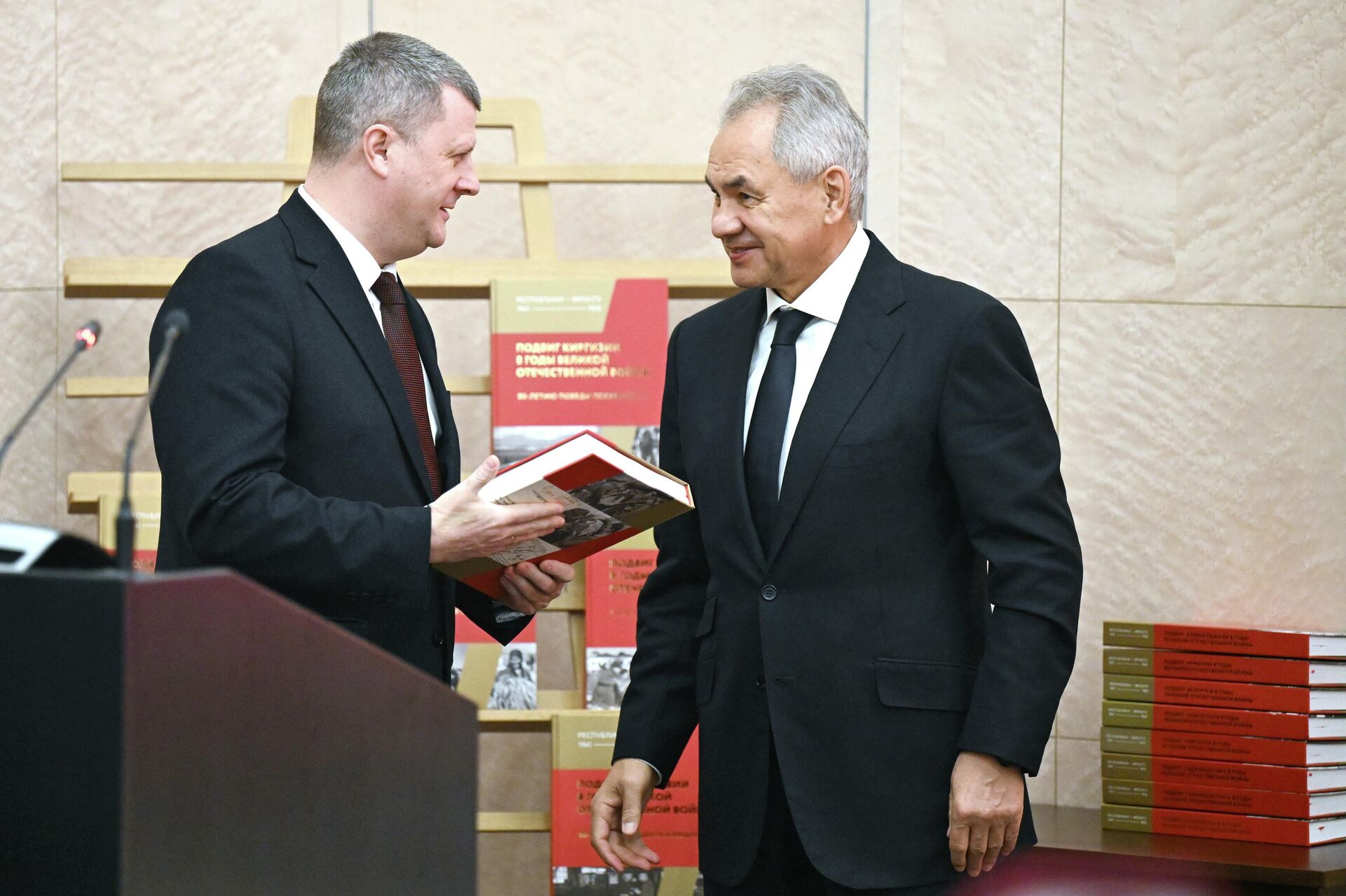 Посол Беларуси в РФ Юрий Селиверстов и секретарь Совета безопасности РФ Сергей Шойгу на презентации документальных сборников Республики – фронту 1941-1945 Посол Беларуси в РФ Юрий Селиверстов и секретарь Совета безопасности РФ Сергей Шойгу на презентации документальных сборников Республики – фронту 1941-1945 - Sputnik Казахстан, 1920, 06.02.2026