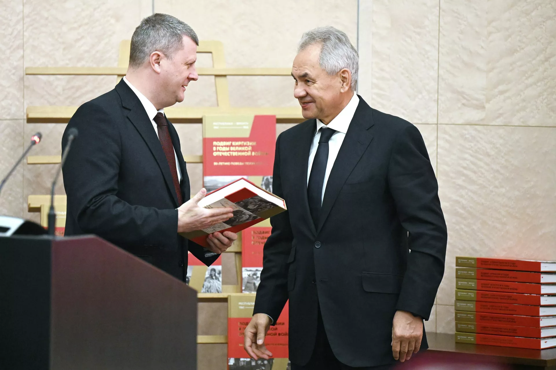 Посол Беларуси в РФ Юрий Селиверстов и секретарь Совета безопасности РФ Сергей Шойгу на презентации документальных сборников Республики – фронту 1941-1945 - Sputnik Казахстан, 1920, 06.02.2026