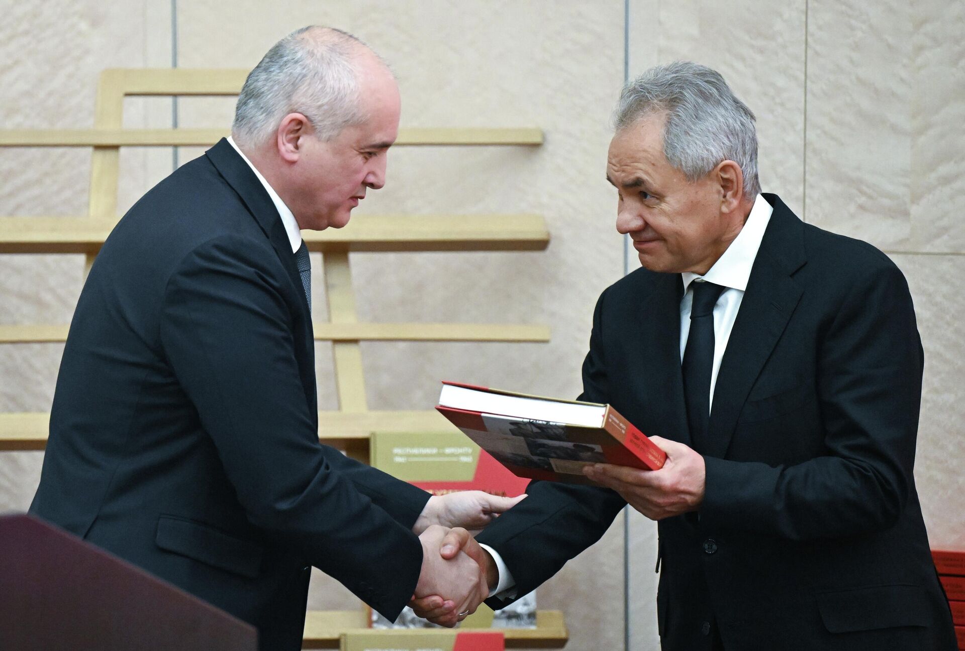 Посол Туркменистана в РФ Эсен Айдогдыев и секретарь Совбеза РФ Сергей Шойгу на презентации документальных сборников Республики – фронту 1941-1945 Посол Туркменистана в РФ Эсен Айдогдыев и секретарь Совбеза РФ Сергей Шойгу на презентации документальных сборников Республики – фронту 1941-1945 - Sputnik Казахстан, 1920, 06.02.2026