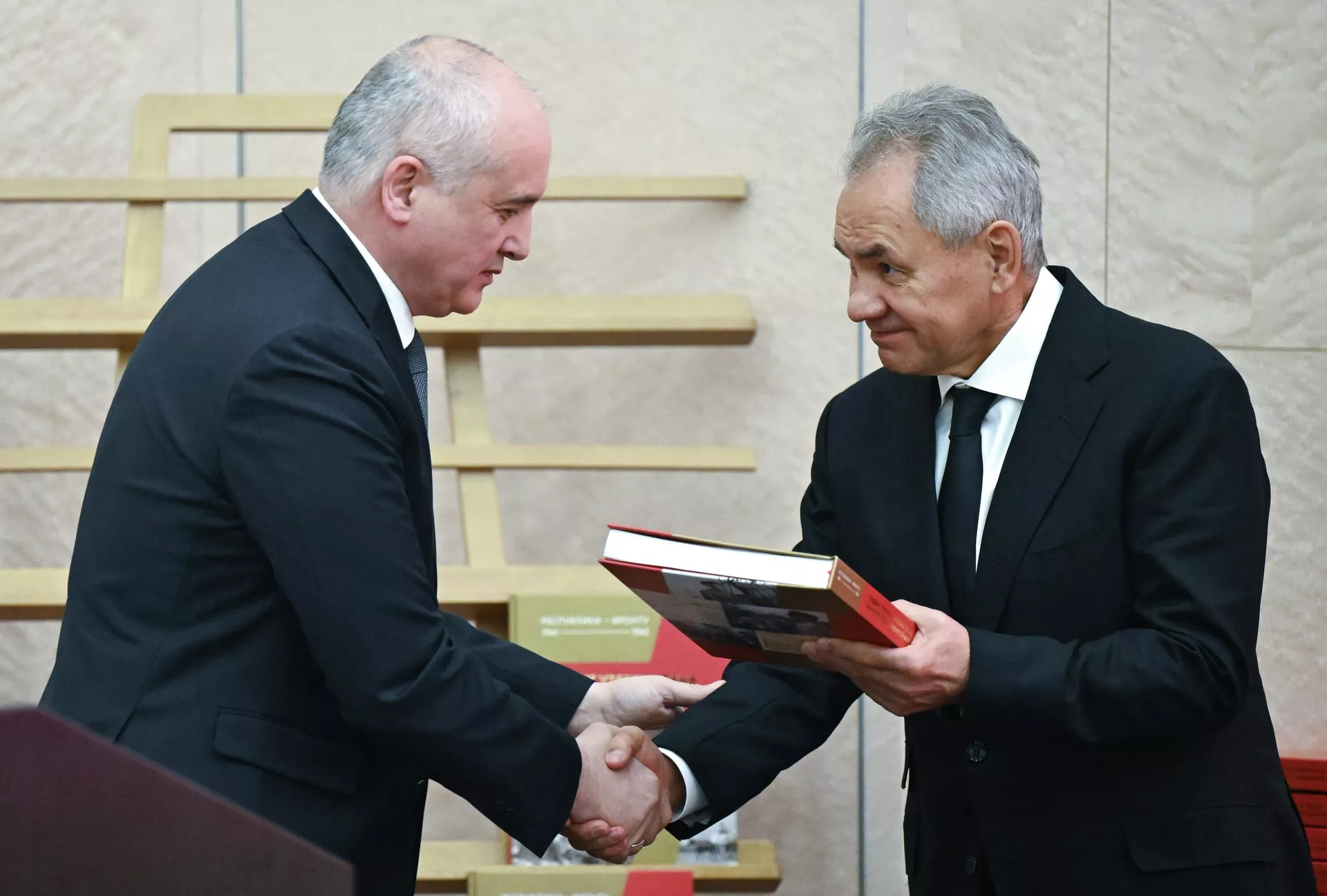 Посол Туркменистана в РФ Эсен Айдогдыев и секретарь Совбеза РФ Сергей Шойгу на презентации документальных сборников Республики – фронту 1941-1945 - Sputnik Казахстан, 1920, 06.02.2026