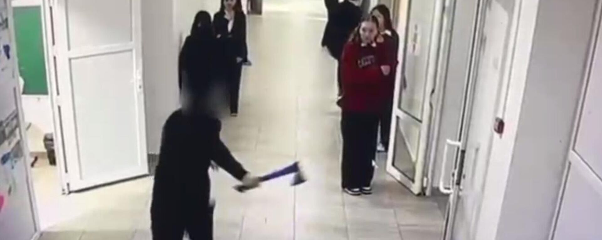 Скриншот видео нападения ученика в школе Кульсары - Sputnik Қазақстан, 1920, 06.02.2026