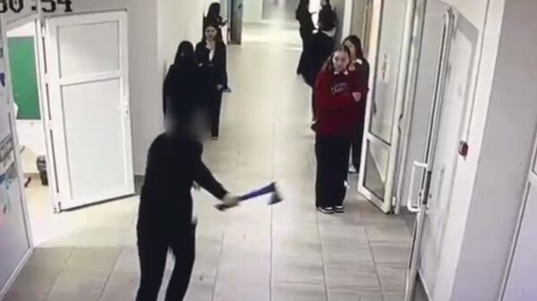 Скриншот видео нападения ученика в школе Кульсары - Sputnik Казахстан