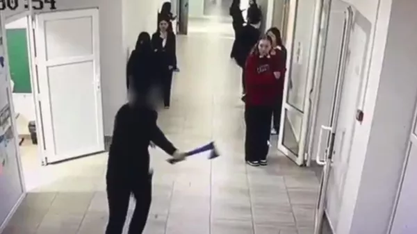 Скриншот видео нападения ученика в школе Кульсары - Sputnik Қазақстан