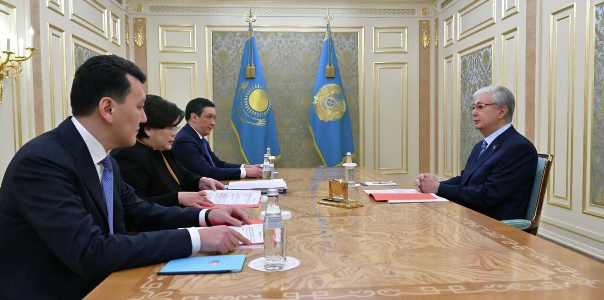 Қасым-Жомарт Тоқаев  Конституциялық комиссия жетекшілерімен жұмыс кеңесін өткізді - Sputnik Қазақстан, 1920, 06.02.2026