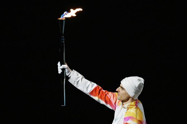 Факелоносец на церемонии открытия XXV зимних Олимпийских игр на стадионе Сан-Сиро в Милане - Sputnik Казахстан