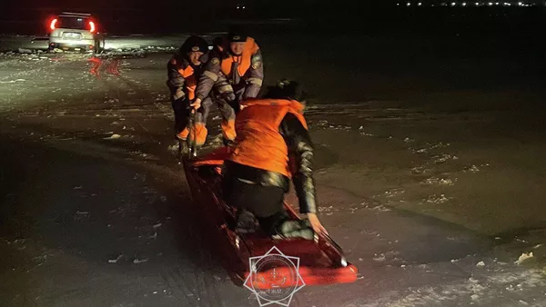 Женщин вытащили спасатели из машины, провалившейся под лед - Sputnik Казахстан