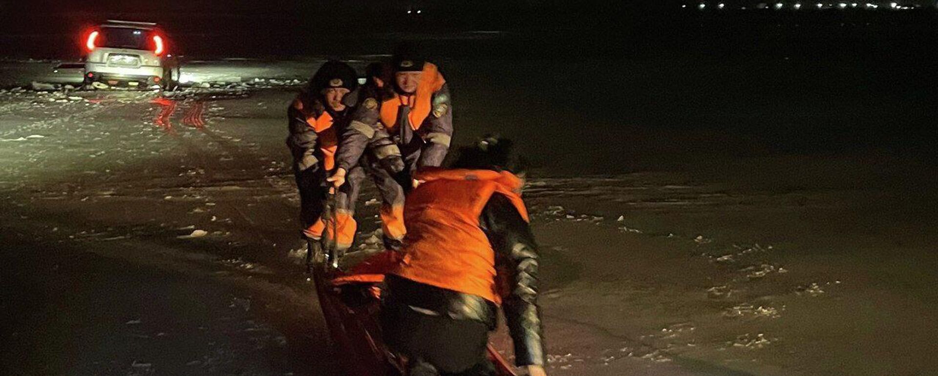 Женщин вытащили спасатели из машины, провалившейся под лед - Sputnik Казахстан, 1920, 07.02.2026