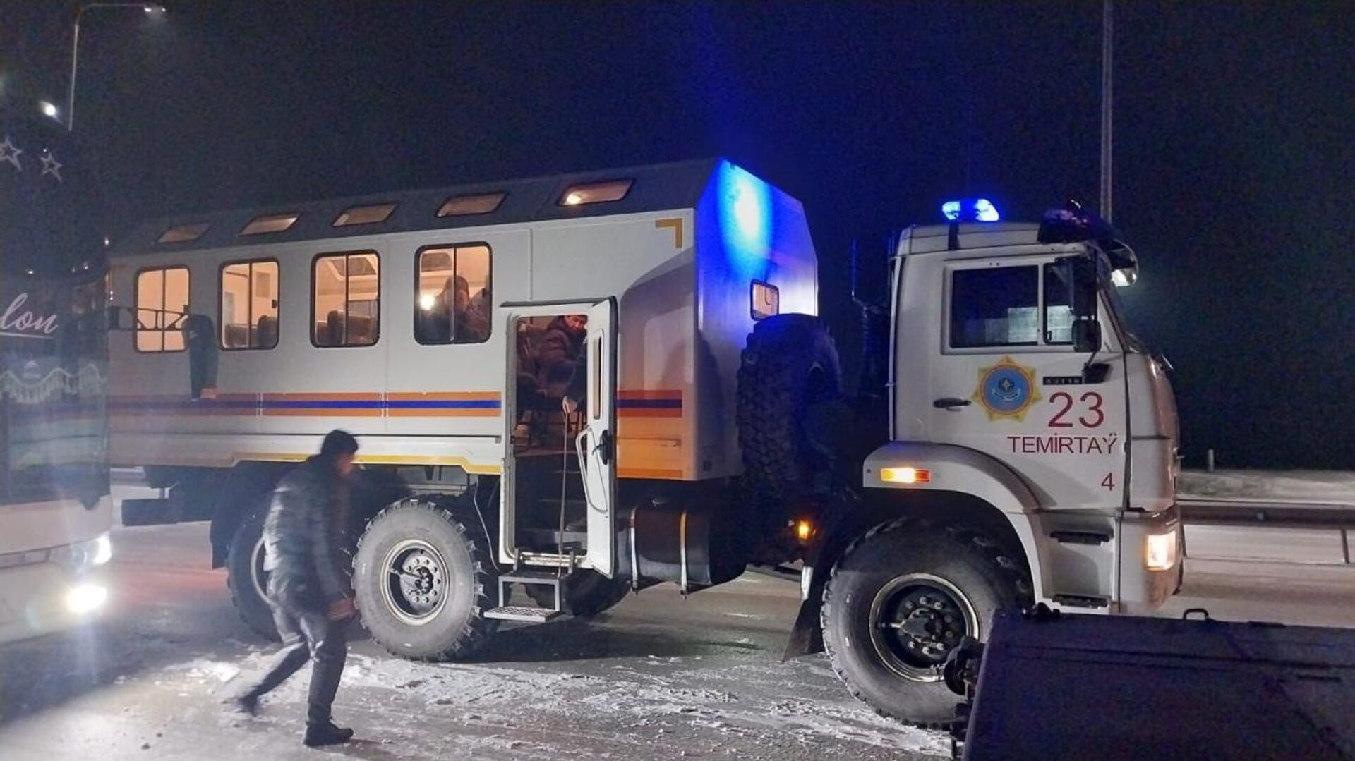 Сотрудники МЧС спасали людей на трассах Казахстана  - Sputnik Казахстан, 1920, 07.02.2026